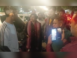 हल्द्वानी : कार में युवक कर रहे थे शराब पार्टी तो लेडी सिंघम बन ऋचा सिंह निकाली सबकी हेकड़ी, की सख्त कार्रवाई हल्द्वानी : कार में युवक कर रहे थे शराब पार्टी तो लेडी सिंघम बन ऋचा सिंह निकाली सबकी हेकड़ी, की सख्त कार्रवाई