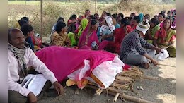 Latur News: अंत्यसंस्कारासाठी स्मशानभूमी नाही, गावकऱ्यांनी मृतदेह रस्त्या शेजारी ठेवला, त्यानंतर...