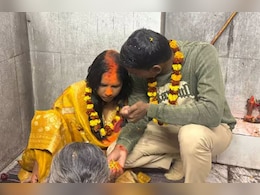 हाई वोल्टेज ड्रामा...सिंदूर लगाते ही दारोगा पति ने दुल्हन के खूबसूरत गालों पर जड़ दिया थप्पड़ और फिर... हाई वोल्टेज ड्रामा...सिंदूर लगाते ही दारोगा पति ने दुल्हन के खूबसूरत गालों पर जड़ दिया थप्पड़ और फिर...
