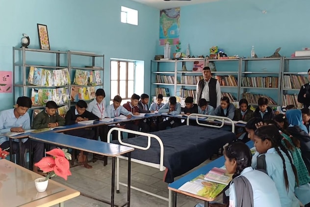नए कमरों में बैठकर पढ़ते हुए छात्र नए कमरों में बैठकर पढ़ते हुए छात्र