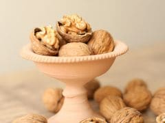 Walnuts Or Almonds: Which One Boosts Memory More? A Nutritionist Weighs In Walnuts Or Almonds: Which One Boosts Memory More? A Nutritionist Weighs In