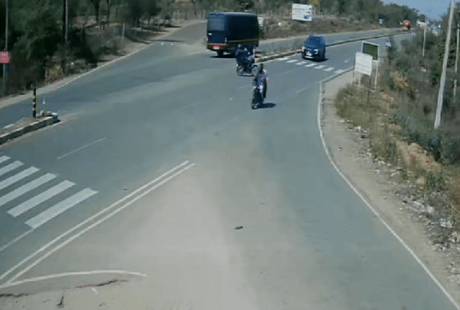 VIDEO: फिल्मी स्टाइल में स्कॉर्पियो ने मारी टक्कर, बाइक सवार दादा-पोते की मौत; CCTV में हादसा कैद