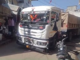 गूगल मैप ने हाईवे के बदले ट्रेलर को तंग गलियों में पहुंचाया, कई दुकानें टूटी, घंटो लगा रहा जाम, ड्राइवर फरार