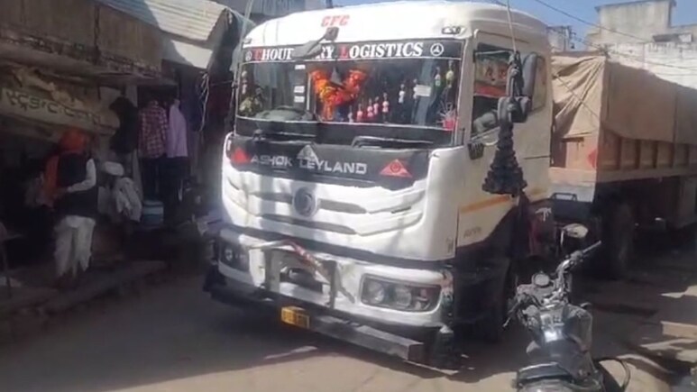 गूगल मैप ने हाईवे के बदले ट्रेलर को तंग गलियों में पहुंचाया, कई दुकानें टूटी, घंटो लगा रहा जाम, ड्राइवर फरार गूगल मैप ने हाईवे के बदले ट्रेलर को तंग गलियों में पहुंचाया, कई दुकानें टूटी, घंटो लगा रहा जाम, ड्राइवर फरार