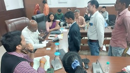 Sehore Jansunwai: डीएम ने अभिभावक को दी समझाइश, कहा-जनसुनवाई में बच्चों को लाकर पढ़ाई बाधित न करें