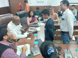 Sehore Jansunwai: डीएम ने अभिभावक को दी समझाइश, कहा-जनसुनवाई में बच्चों को लाकर पढ़ाई बाधित न करें