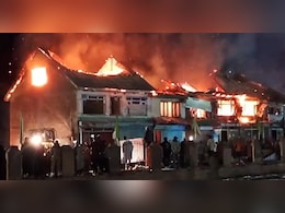 Massive Fire Breaks Out At Sonmarg Hotel, Nearby Shops Destroyed Massive Fire Breaks Out At Sonmarg Hotel, Nearby Shops Destroyed