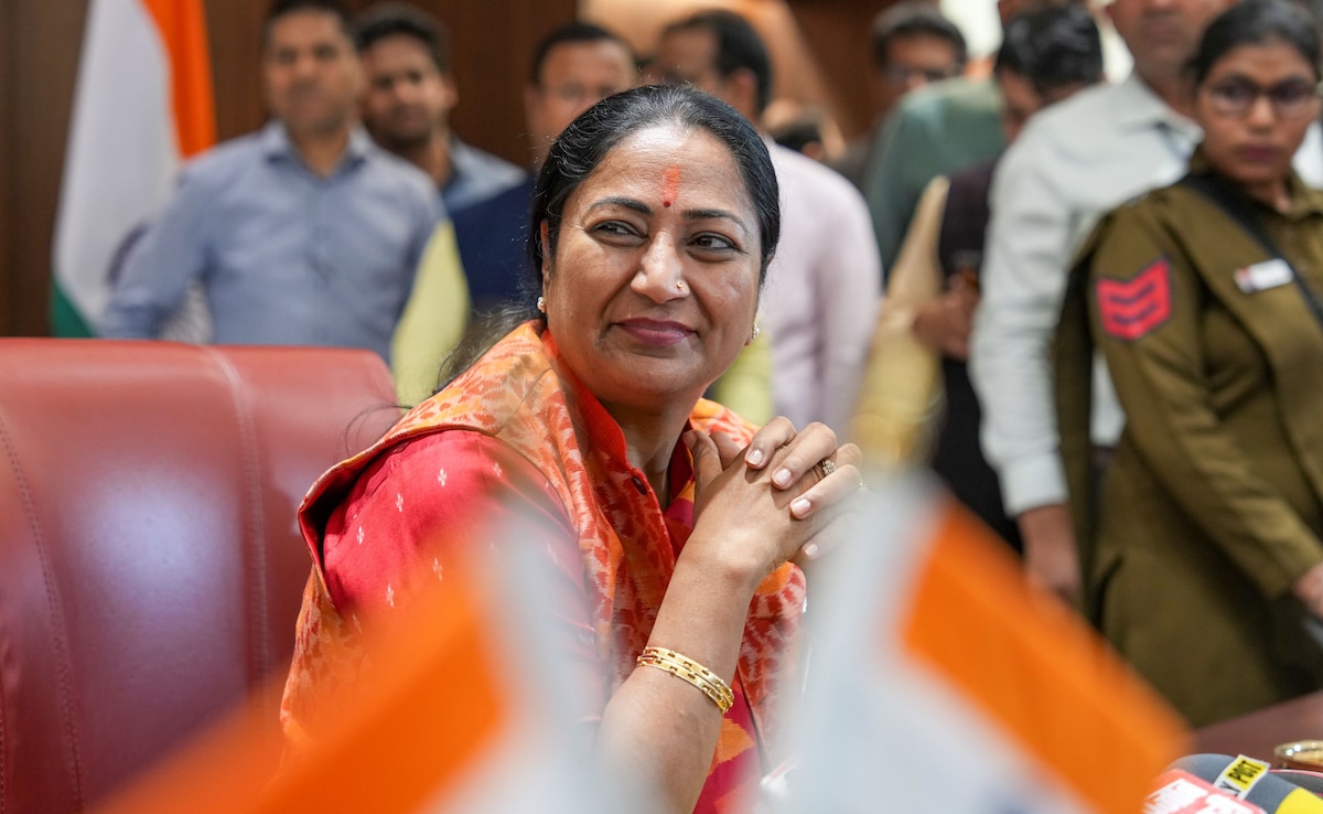 दिल्ली में महिलाओं के लिए 2500 रुपये वाली स्कीम, कल से नामांकन, जानिए क्या है पूरा अपडेट | Delhi government will start enrollment for the scheme giving Rs 2500 to women from tomorrow