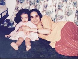 90's की मूवी के सिक्वेल से चमका करियर, हॉरर मूवी ने बनाया सुपरस्टार, ‘विलेन’ पापा ने छीना बचपन का प्यार, मम्मी के पास बैठी क्यूट बच्ची को आपने पहचाना ? 90's की मूवी के सिक्वेल से चमका करियर, हॉरर मूवी ने बनाया सुपरस्टार, ‘विलेन’ पापा ने छीना बचपन का प्यार, मम्मी के पास बैठी क्यूट बच्ची को आपने पहचाना ?