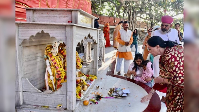 Maha Kumbh 2025: दिया कुमारी ने महाकुंभ में अक्षय वट के किए दर्शन, साधु-संतों से लिया आशीर्वाद
