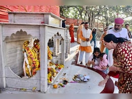 Maha Kumbh 2025: दिया कुमारी ने महाकुंभ में अक्षय वट के किए दर्शन, साधु-संतों से लिया आशीर्वाद Maha Kumbh 2025: दिया कुमारी ने महाकुंभ में अक्षय वट के किए दर्शन, साधु-संतों से लिया आशीर्वाद