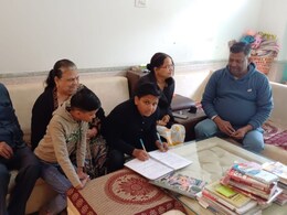 डीडवाना की रीत बांगड़ का अनोखा हुनर, 3 इडियट्स के 'वायरस' की तरह एक साथ दोनों हाथों से है लिखती