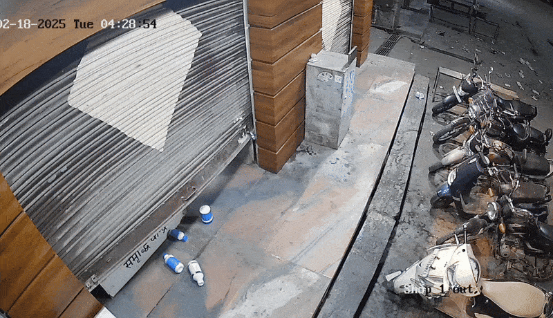 Rajasthan: 13 सेकेंड में शटर तोड़कर गल्ले से 6 लाख रुपये ले भागे बदमाश, CCTV देख पुलिस भी रह गई हैरान