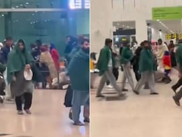 पाकिस्तानी पैसेंजर्स का एयरपोर्ट लुक देख छूट जाएगी हंसी, फ्लाइट में मिले ब्लैंकेट को ऐसे ओढ़कर निकले, देखते रह गए लोग पाकिस्तानी पैसेंजर्स का एयरपोर्ट लुक देख छूट जाएगी हंसी, फ्लाइट में मिले ब्लैंकेट को ऐसे ओढ़कर निकले, देखते रह गए लोग