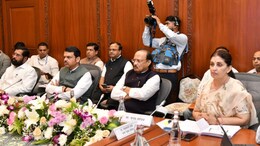 CM Devendra Fadnavis : मुख्यमंत्र्यांनी घेतला अधिकाऱ्यांचा कामाचा आढावा,  राज्यातील 15 अधिकाऱ्यांचा सन्मान