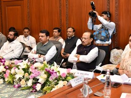 CM Devendra Fadnavis : मुख्यमंत्र्यांनी घेतला अधिकाऱ्यांचा कामाचा आढावा,  राज्यातील 15 अधिकाऱ्यांचा सन्मान