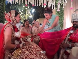 प्रियंका चोपड़ा ने फेरों के दौरान भाई-भाभी के साथ की मस्ती, शादी का इनसाइड वीडियो वायरल प्रियंका चोपड़ा ने फेरों के दौरान भाई-भाभी के साथ की मस्ती, शादी का इनसाइड वीडियो वायरल