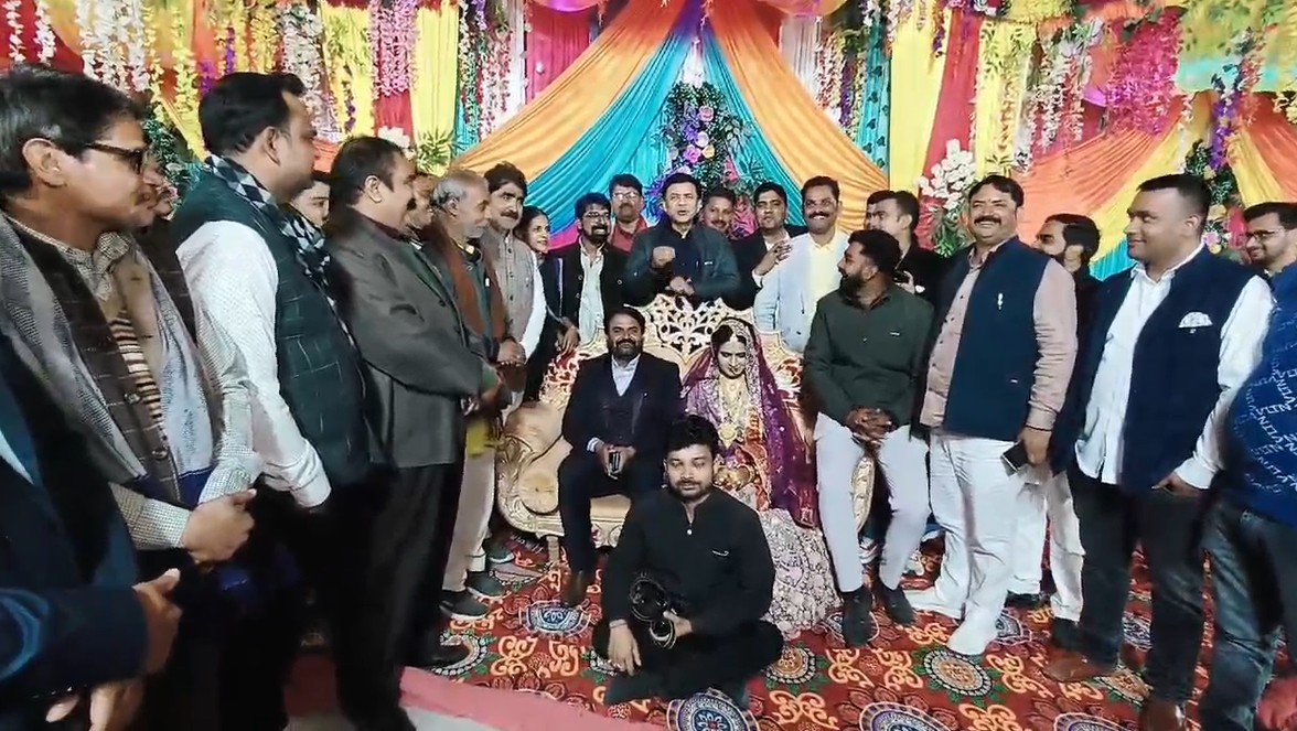 देवरिया: शादी में शरीक नहीं हो पाए थे सांसद शंशाक मणि, रिसेप्शन में पहुंच गाना गाकर लूट ली महफिल