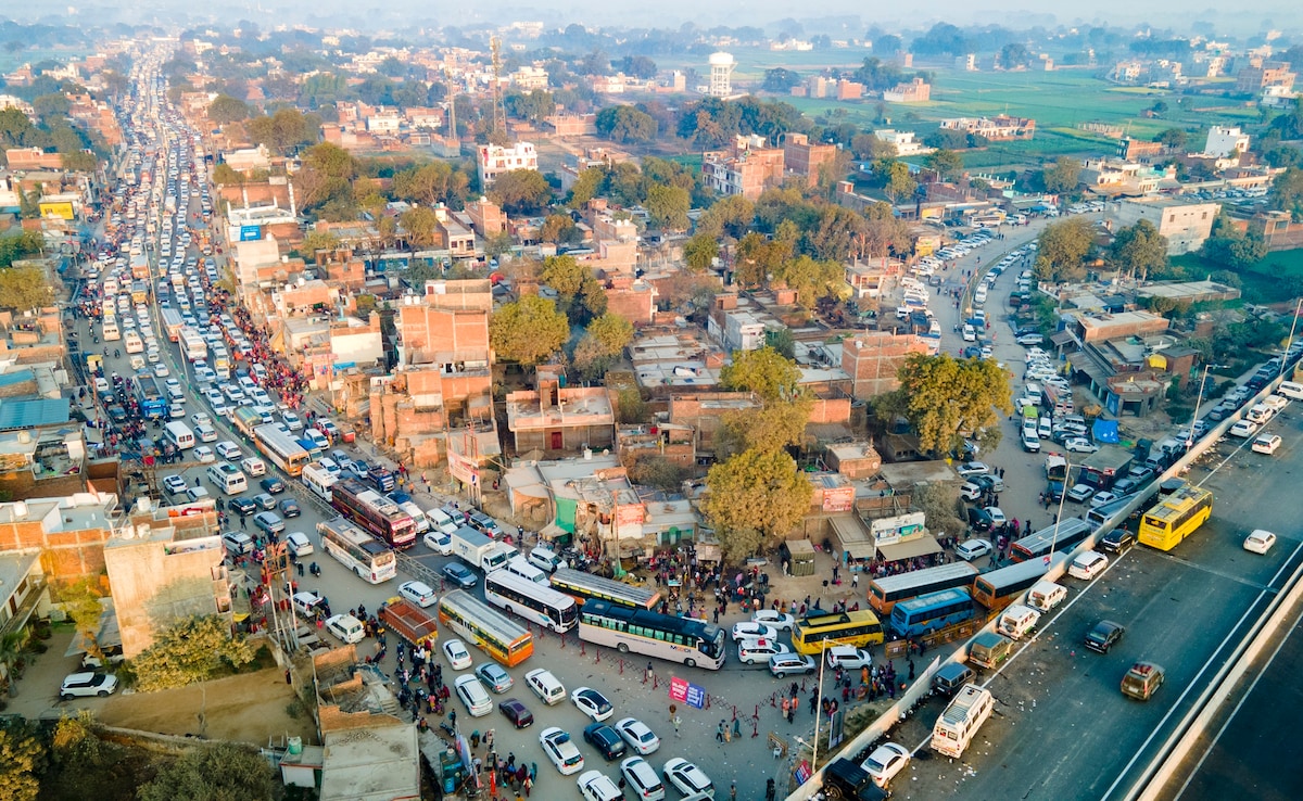 (प्रयागराज जाने वाले रास्तों पर लंबा जाम) (प्रयागराज जाने वाले रास्तों पर लंबा जाम)