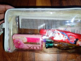 लक्स साबुन, मंजन और कंघी... महिला ने शेयर की 45 लाख कमाने वाले शख्स की टॉयलेट्री किट की फोटो, बोली- Men are simple