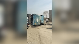 Road Accident: अचानक खोया कंट्रोल और रेलवे क्रॉसिंग के पास पलट गया डंपर, लंबे जाम में फंस गए तीर्थ यात्री