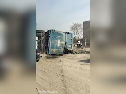 Road Accident: अचानक खोया कंट्रोल और रेलवे क्रॉसिंग के पास पलट गया डंपर, लंबे जाम में फंस गए तीर्थ यात्री Road Accident: अचानक खोया कंट्रोल और रेलवे क्रॉसिंग के पास पलट गया डंपर, लंबे जाम में फंस गए तीर्थ यात्री