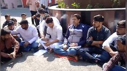 Jiwaji University: भ्रष्टाचार के केस में फंसे VC समेत 17 प्रोफेसरों के खिलाफ यूनिवर्सिटी में धरना, कांग्रेस नेता भी मौके पर; मांगा इस्तीफा