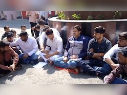 Jiwaji University: भ्रष्टाचार के केस में फंसे VC समेत 17 प्रोफेसरों के खिलाफ यूनिवर्सिटी में धरना, कांग्रेस नेता भी मौके पर; मांगा इस्तीफा