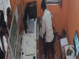 Bihar Bank Loot: उम्र 17-18 साल, काम डेढ़ मिनट में बैंक से लाखों की लूट, वारदात CCTV में कैद Bihar Bank Loot: उम्र 17-18 साल, काम डेढ़ मिनट में बैंक से लाखों की लूट, वारदात CCTV में कैद
