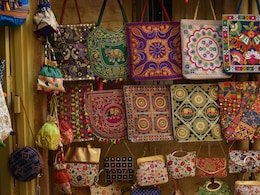 Valentine's Day के मौके पर अपने पार्टनर को गिफ्ट करें ये खूबसूरत हैंडबैग्स, 40% तक की होगी बचत