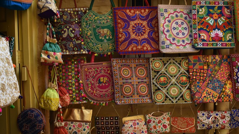 Valentine's Day के मौके पर अपने पार्टनर को गिफ्ट करें ये खूबसूरत हैंडबैग्स, 40% तक की होगी बचत Valentine's Day के मौके पर अपने पार्टनर को गिफ्ट करें ये खूबसूरत हैंडबैग्स, 40% तक की होगी बचत