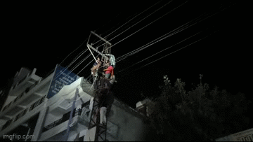 Rajasthan: थाने के सामने हाई वोल्टेज ड्रामा, बिजली के खंभे पर चढ़कर युवक को पीटा; लोग बनाते रहे वीडियो