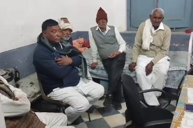 मृतक बच्ची का शव लेने अलवर आए प्रियंका के ताऊ और उनके गांव के लोग. मृतक बच्ची का शव लेने अलवर आए प्रियंका के ताऊ और उनके गांव के लोग.