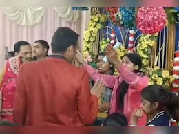 दूसरी शादी कर रहा था पति, जयमाला के दौरान स्टेज पर चढ़ गई पहली पत्नी, सरेआम कर दी धुनाई, लोग बोले- और भई आ गया स्वाद