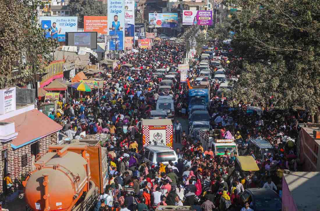 महाकुंभ 2025: श्रद्धालुओं की भीड़ के कारण प्रयागराज में 'महाजाम' जैसी स्थिति, स्कूल तक किए गए बंद