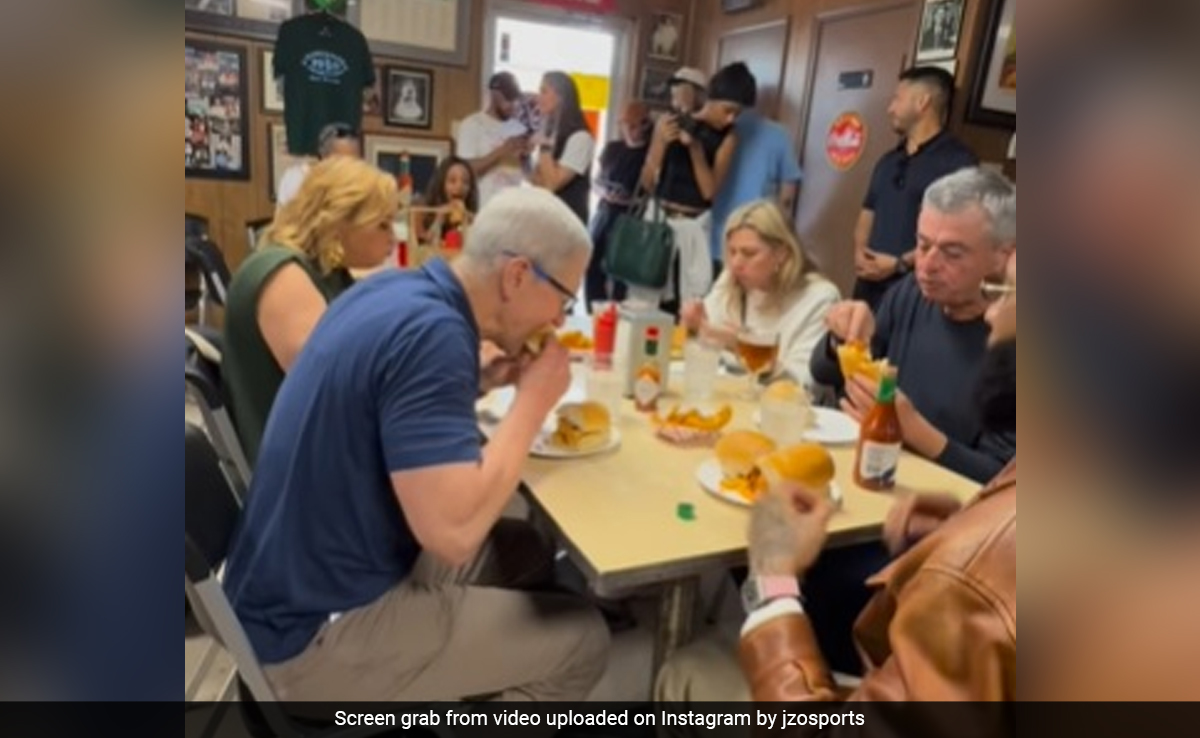 Watch: Apple CEO Tim Cook Quietly Enjoys Sandwich In New Orleans