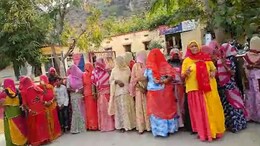 शराब दुकान हटाने के लिए सड़क पर उतरी महिलाएं, पुलिस को चेतावनी देने ट्रैक्टर से थाने पहुंची सैकड़ों महिलाएं