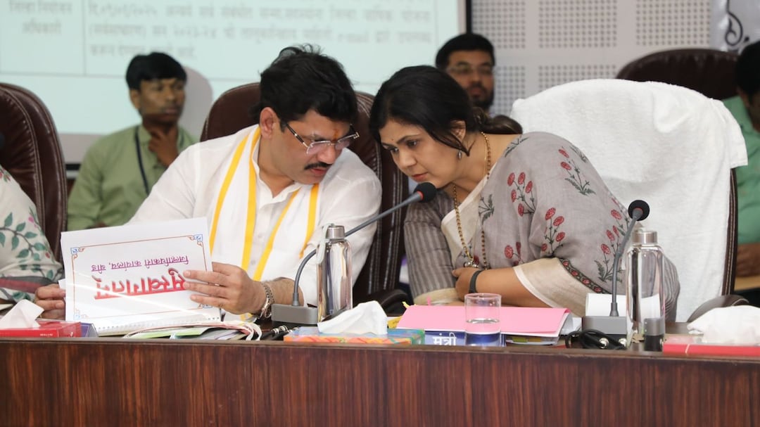 Beed News: राजीनाम्यानंतर पंकजा मुंडे धनंजय मुंडेंच्या भेटीला; दीड तास चर्चा