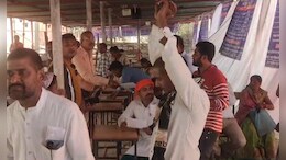 Dhamtari News: स्ट्रांग रूम में EVM से गड़बड़ी का लगाया आरोप, कांग्रेस के साथ निर्दलीय प्रत्याशियों का प्रदर्शन