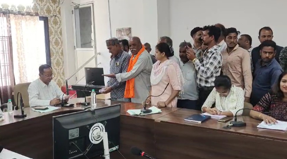 MP में पत्रकारों के छीने जा रहे मोबाइल, देवास में कोटवार ने छीना फोन, तो तहसीलदार बोले, 'वह मेरा आदमी है'