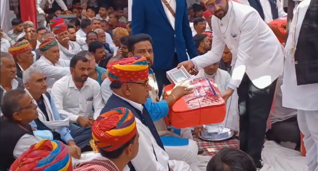 मायरे में सोना देते हुए भाई.  मायरे में सोना देते हुए भाई.