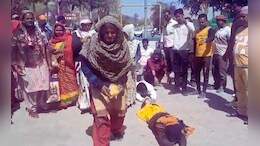 हे जिले के राजा! हमारी मांगें पूरी करो... हाथों में नारियल लेकर लोटते हुए कलेक्ट्रेट पहुंचे सफाईकर्मी