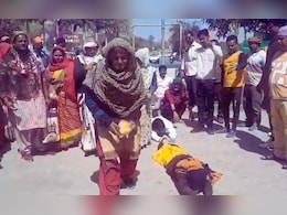 हे जिले के राजा! हमारी मांगें पूरी करो... हाथों में नारियल लेकर लोटते हुए कलेक्ट्रेट पहुंचे सफाईकर्मी हे जिले के राजा! हमारी मांगें पूरी करो... हाथों में नारियल लेकर लोटते हुए कलेक्ट्रेट पहुंचे सफाईकर्मी