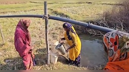 Water Crisis: गड्ढे में भरा गंदा पानी पीकर बुझा रहे प्यास, मीलों चलते पैदल; मध्य प्रदेश के इस गांव का हाल