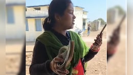 महिला टीचर ने हेडमास्टर को चप्पल से पीटा, बोलीं- तमीज से बात करिए, मैं मार दूंगी...