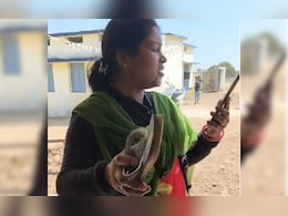 महिला टीचर ने हेडमास्टर को चप्पल से पीटा, बोलीं- तमीज से बात करिए, मैं मार दूंगी... महिला टीचर ने हेडमास्टर को चप्पल से पीटा, बोलीं- तमीज से बात करिए, मैं मार दूंगी...
