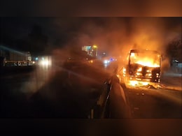 अचानक धू-धूकर जलने लगी सड़क किनारे खड़ी दो बस, आग लगी या लगाई गई? जवाब तलाश रही पुलिस अचानक धू-धूकर जलने लगी सड़क किनारे खड़ी दो बस, आग लगी या लगाई गई? जवाब तलाश रही पुलिस