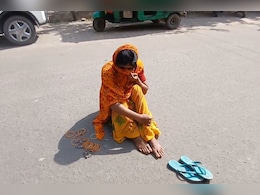 पेंशन की गुहार... फूट-फूट कर सड़क पर रोई 3 बच्चों की मां, मजदूरी से भी नहीं भर रहा पेट; अधिकारी लगवा रहे थे दफ्तर का चक्कर पेंशन की गुहार... फूट-फूट कर सड़क पर रोई 3 बच्चों की मां, मजदूरी से भी नहीं भर रहा पेट; अधिकारी लगवा रहे थे दफ्तर का चक्कर