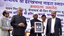 25 रुपये के सिक्के में 40 ग्राम चांदी, राज्यपाल ने हरखचंद नाहटा की स्मृति में जारी किया सिक्का