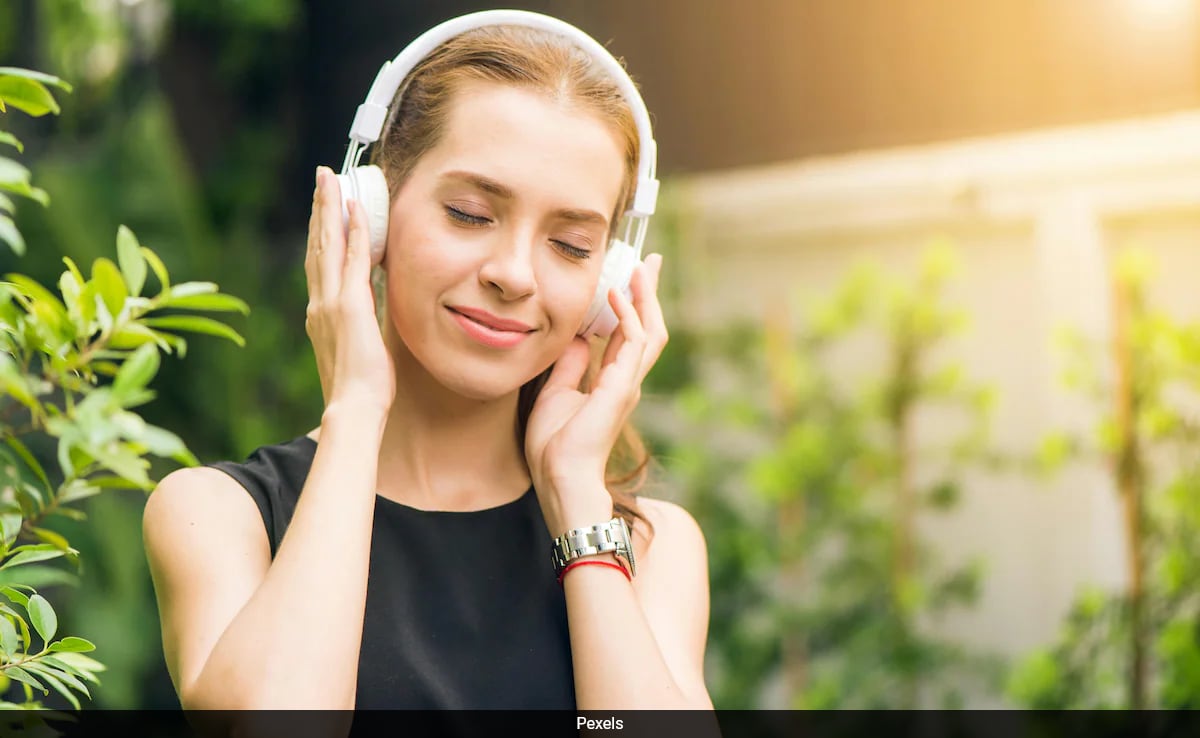 Noise Cancellation Headphones से बढ़ सकता है एक्सीडेंट का खतरा? जानिए क्या कहते हैं एक्सपर्ट्स